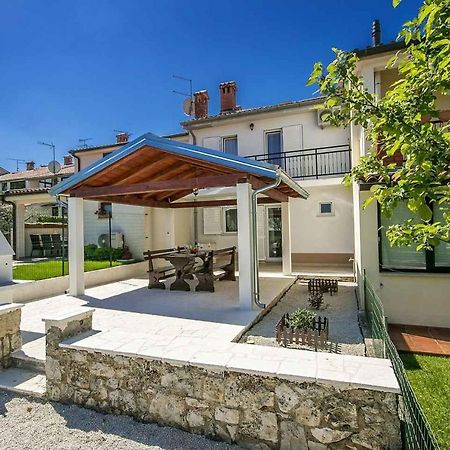 Charming Beachfront Holiday Home In Poreč Exterior foto