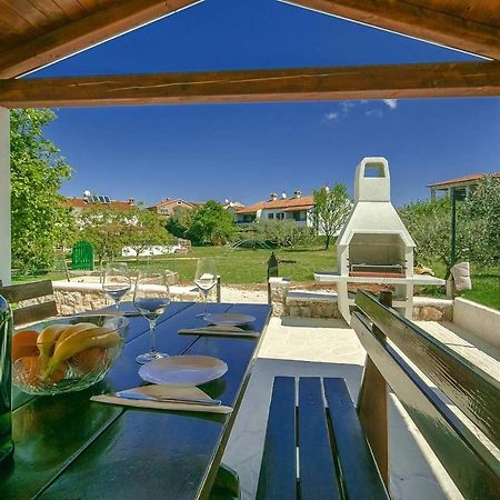 Charming Beachfront Holiday Home In Poreč Exterior foto