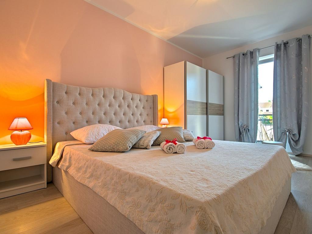 Charming Beachfront Holiday Home In Poreč Exterior foto