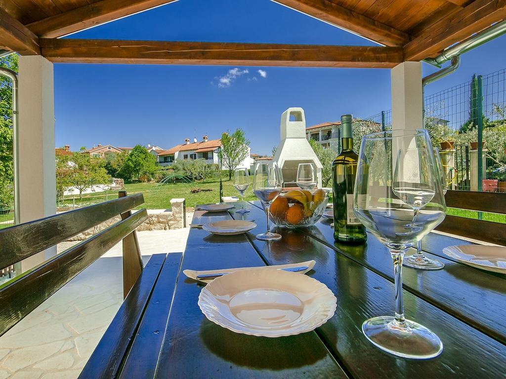 Charming Beachfront Holiday Home In Poreč Zimmer foto