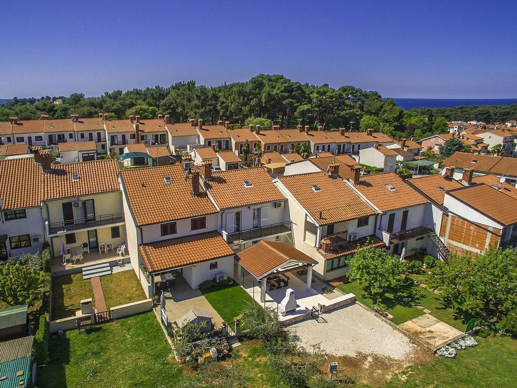 Charming Beachfront Holiday Home In Poreč Zimmer foto