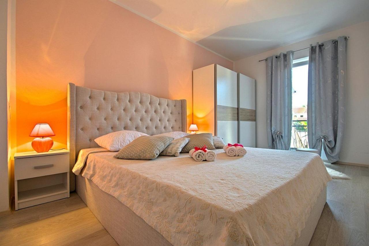 Charming Beachfront Holiday Home In Poreč Exterior foto
