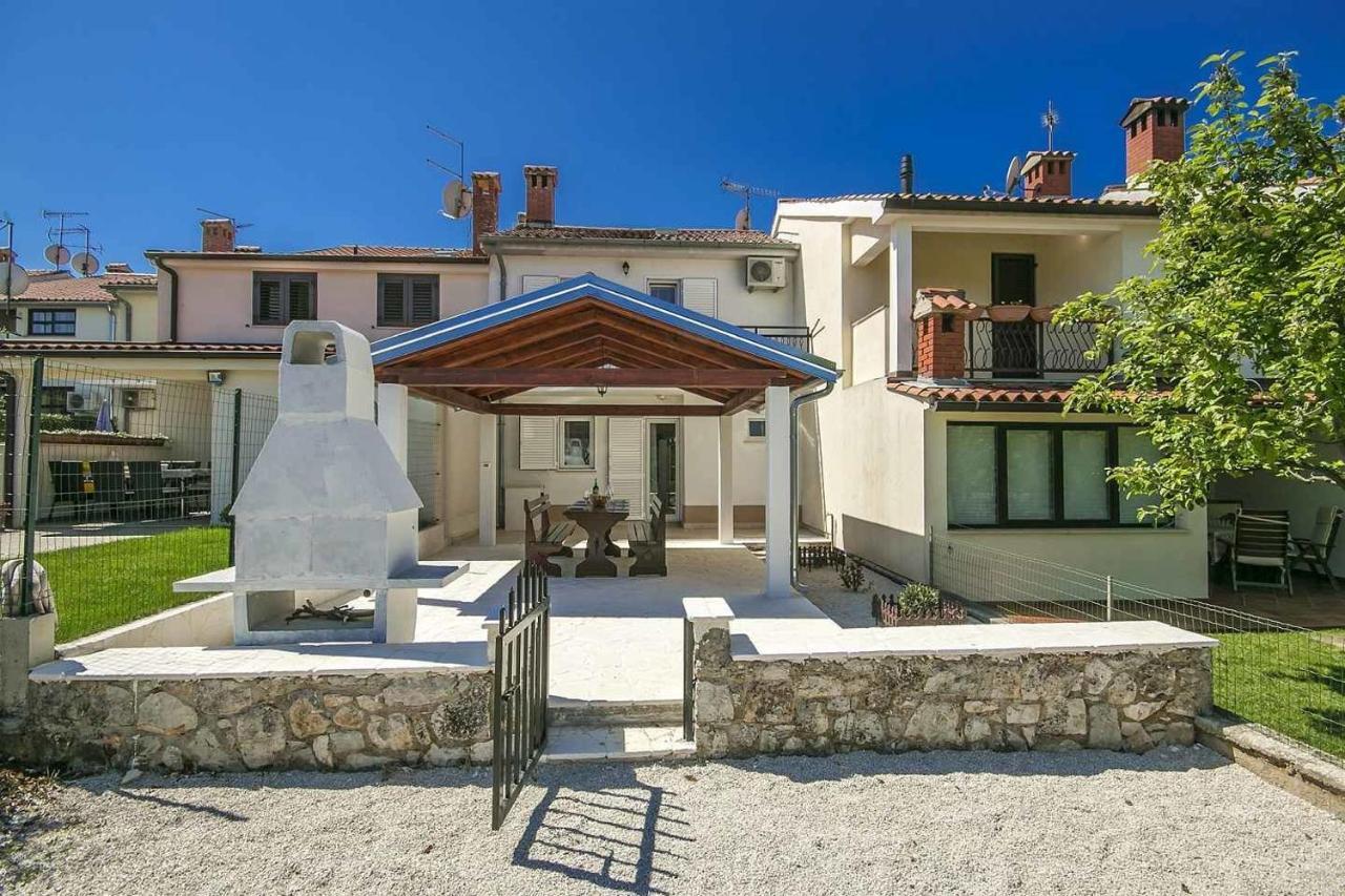 Charming Beachfront Holiday Home In Poreč Exterior foto