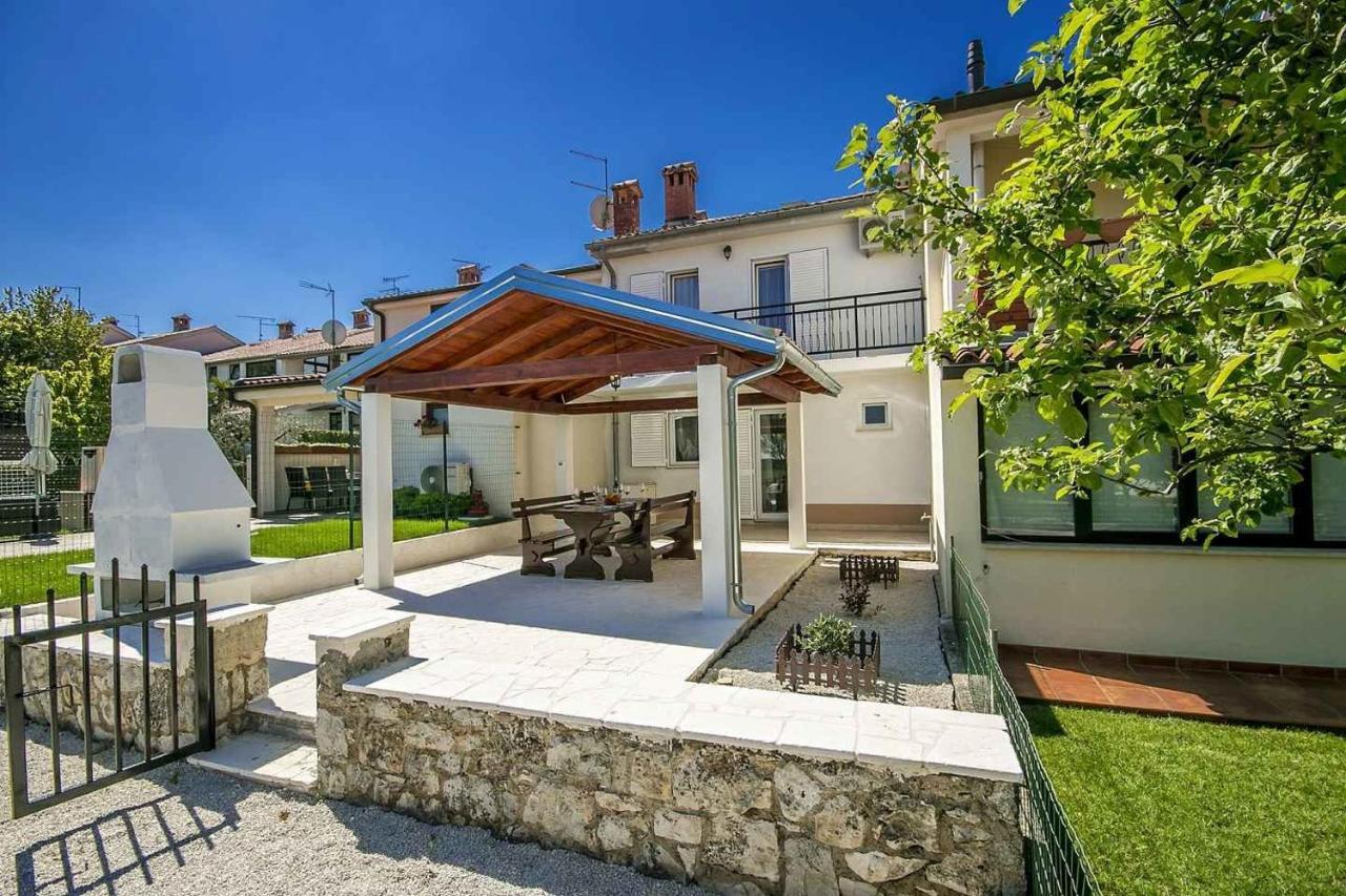 Charming Beachfront Holiday Home In Poreč Exterior foto