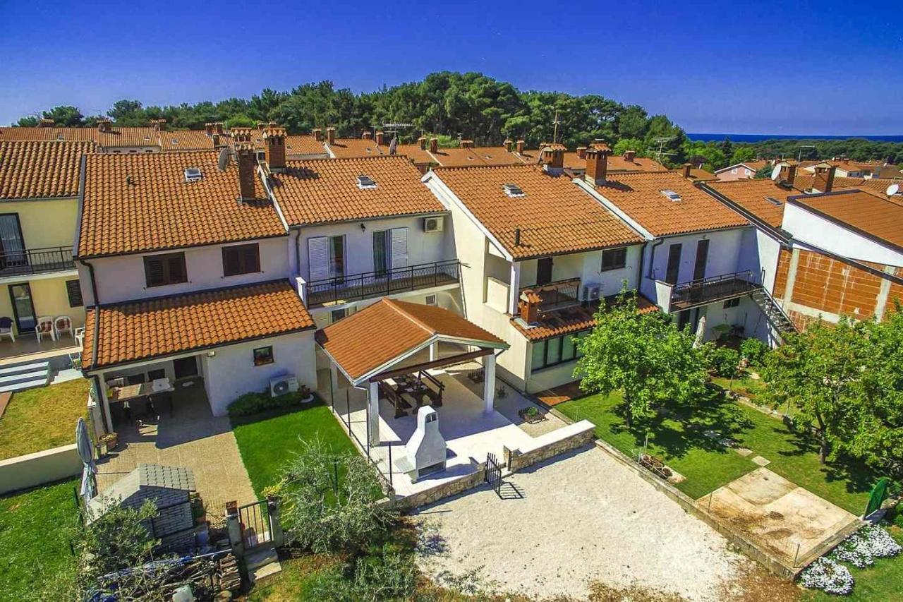 Charming Beachfront Holiday Home In Poreč Exterior foto