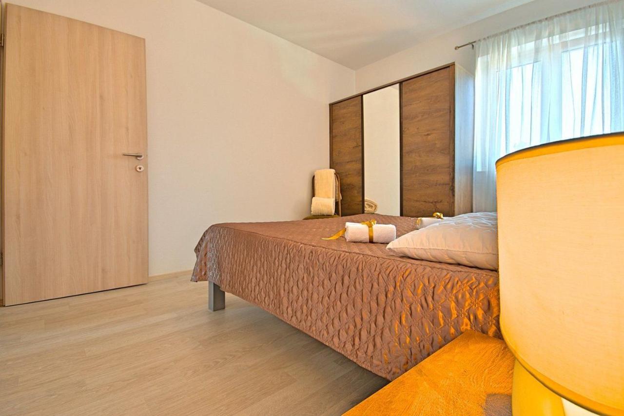 Charming Beachfront Holiday Home In Poreč Exterior foto