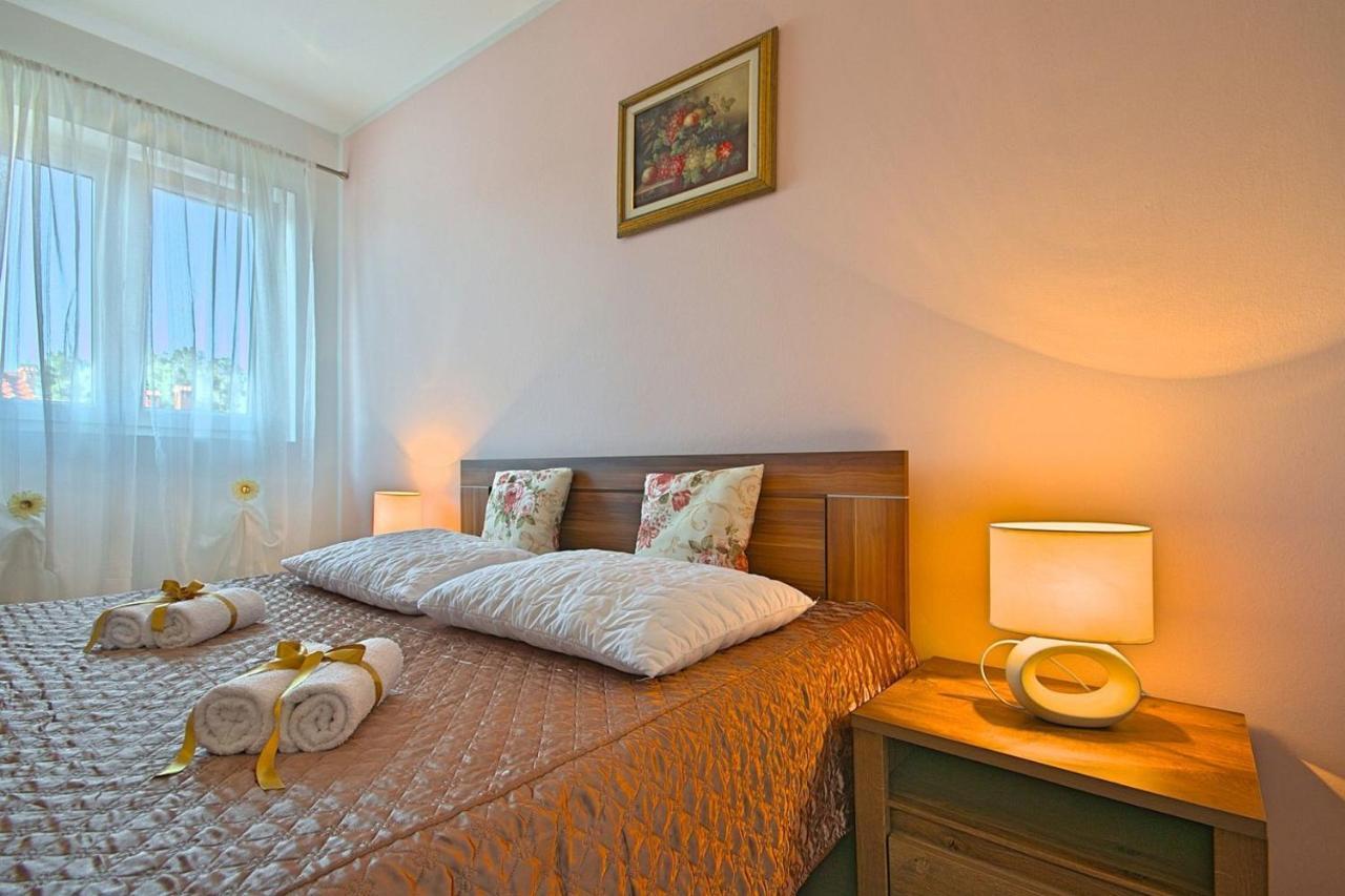 Charming Beachfront Holiday Home In Poreč Exterior foto