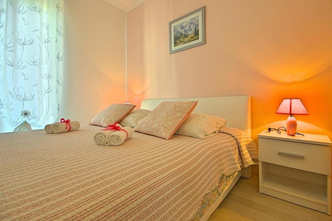 Charming Beachfront Holiday Home In Poreč Exterior foto